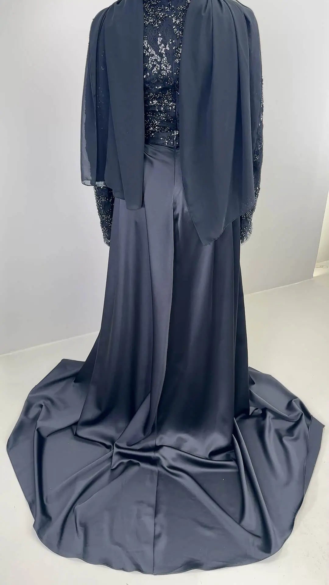 Azmia Abendkleid Schwarz mit Hijab