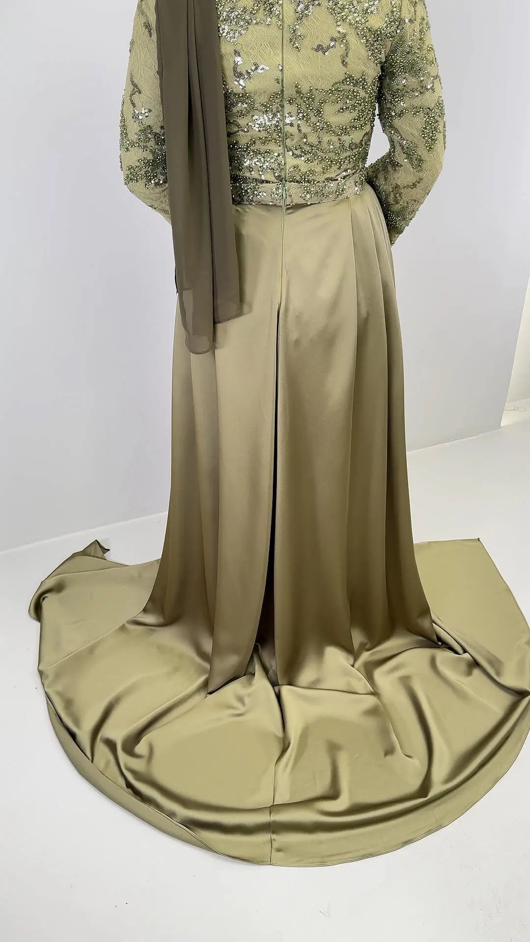 Azmia Abendkleid Grün mit Hijab